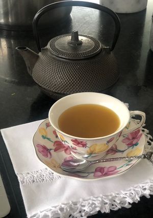 Una foto de Día agotador? Dolor de cabeza? Té verde con cúrcuma y pimienta para recuperar fuerzas 💪💪
