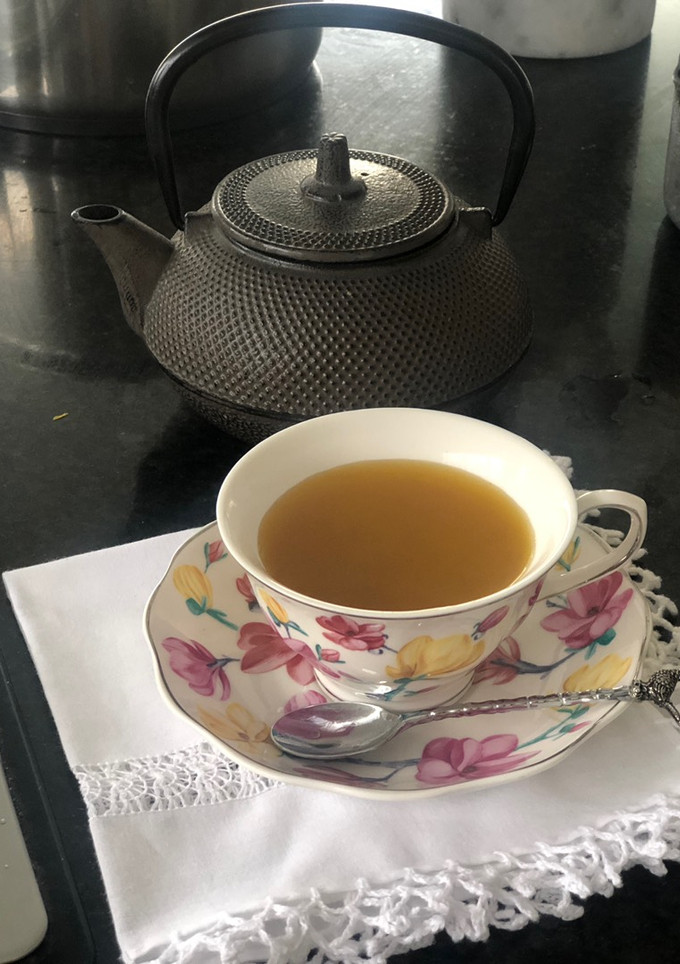 Una foto de Día agotador? Dolor de cabeza? Té verde con cúrcuma y pimienta para recuperar fuerzas 💪💪
