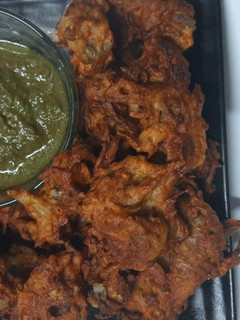 सिंघाड़े के आटे की फलाहारी पकौड़ी (singhare ke atte ki falahari pakodi recipe in Hindi) रेसिपी मुख्य फोटो