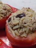 Tomates rellenos con arroz, atún y aceitunas (sin aderezo)