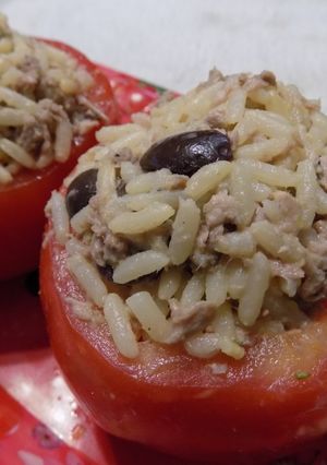 Una foto de Tomates rellenos con arroz, atún y aceitunas (sin aderezo)