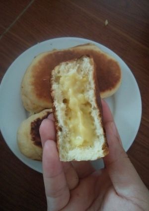 Hình của món Bánh mì nhân trứng sữa nướng chảo.