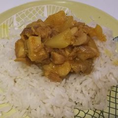 A picture of Tender chicken with pineapple and curry.