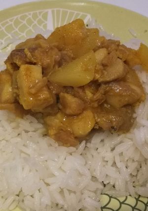 A picture of Tender chicken with pineapple and curry.