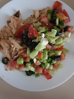 Una foto de Ensalada griega con trucha al horno