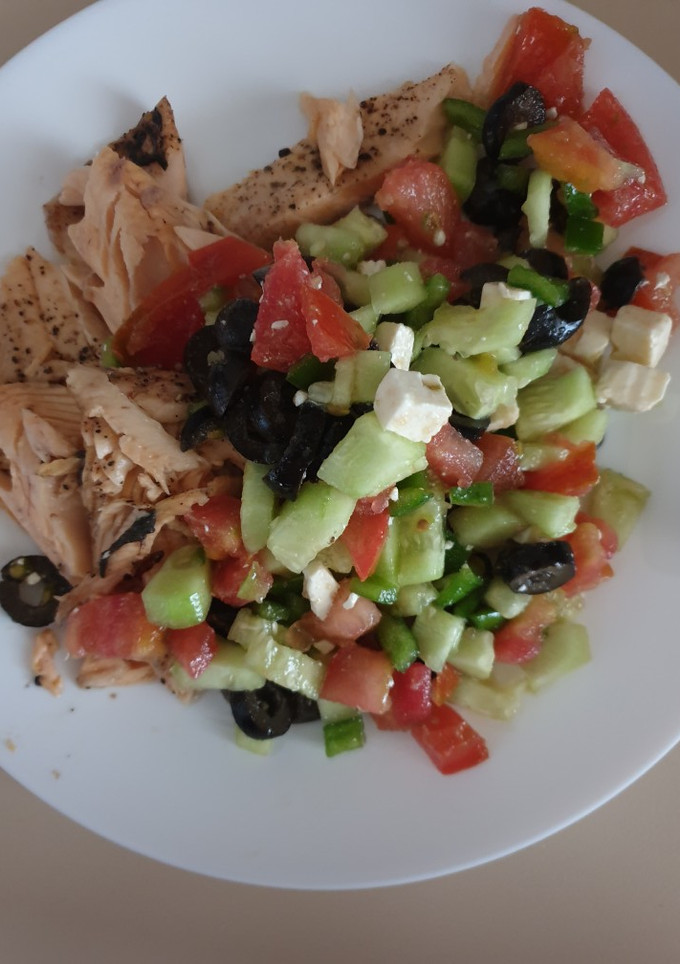 Una foto de Ensalada griega con trucha al horno