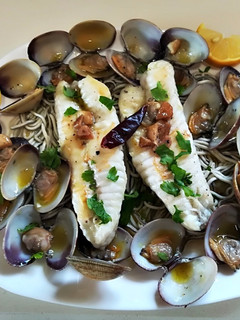 Una foto de Gulas con rape y almejas