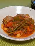 Costillas entomatadas con garbanzos y verduras