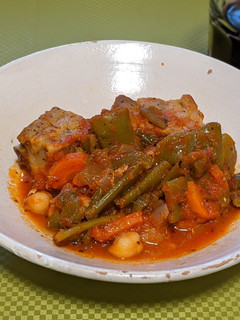 Una foto de Costillas entomatadas con garbanzos y verduras