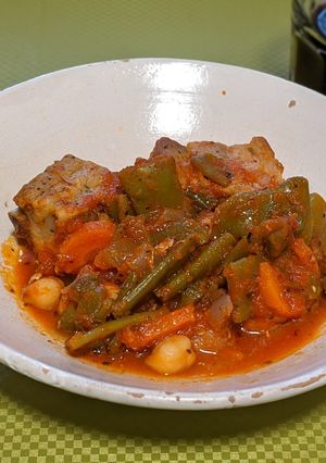 Una foto de Costillas entomatadas con garbanzos y verduras