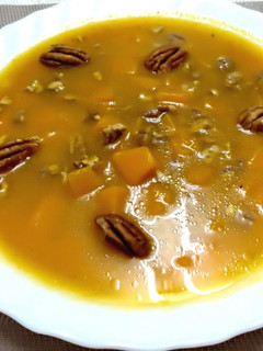 Una foto de Sopa de calabaza con nueces
