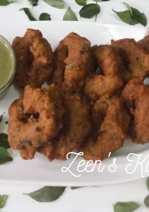 A picture of Mixed Lentil Medu Vadas.