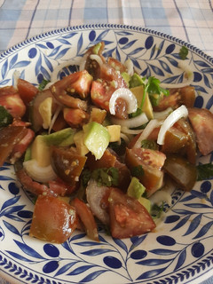 Una foto de Ensalada tomate y aguacate