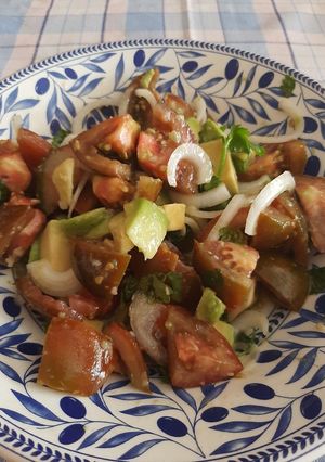 Una foto de Ensalada tomate y aguacate