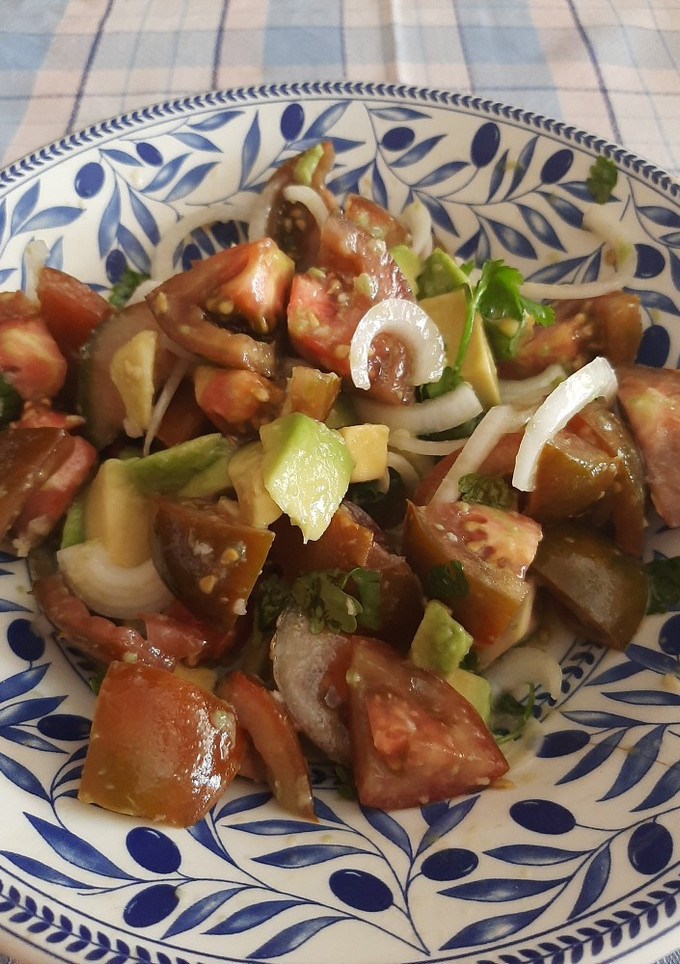 Una foto de Ensalada tomate y aguacate