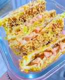 Sandwich nhân xúc xích mayo