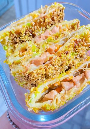 Hình của món Sandwich nhân xúc xích mayo.