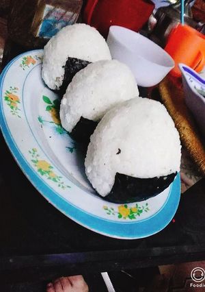 Hình của món Shiomusubi-cơm nắm muối.