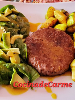 Una foto de Hamburguesa con espinacas y calabacín con miel y mostaza