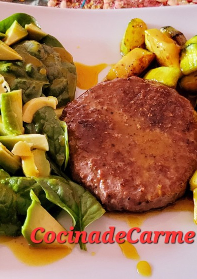 Una foto de Hamburguesa con espinacas y calabacín con miel y mostaza