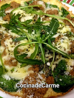 Una foto de Torti-pizza con espinacas, queso y carne