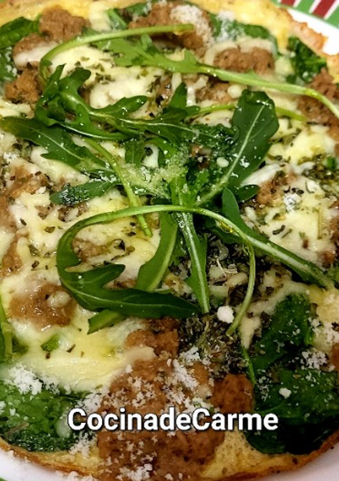 Una foto de Torti-pizza con espinacas, queso y carne