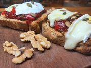 Una foto de camembert con mermelada