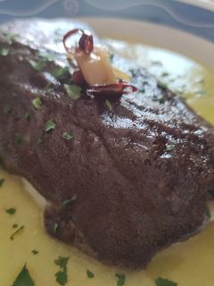 Una foto de Bacalao con Alioli de Ajo Negro Gratinado y Pil Pil