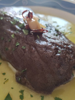 Una foto de Bacalao con Alioli de Ajo Negro Gratinado y Pil Pil