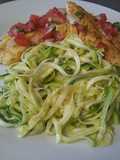 Tilapia con fideos de calabacín