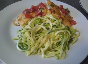 Una foto de Tilapia con fideos de calabacín