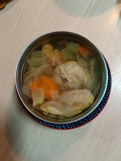 紅蘿蔔洋蔥雞腿湯 的食譜成品照片