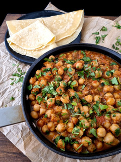 Una foto de Pindi chana {curry de garbanzos)