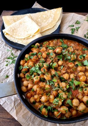 Una foto de Pindi chana {curry de garbanzos)