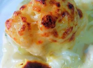 Foto principal de Coliflor al horno con bechamel de azafrán y pimienta al limón