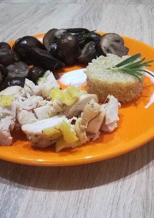 Rozmaringos csirke quinoával és gombával recept fotója