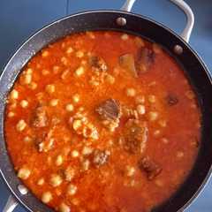 Una foto de Garbanzos con chorizo costilla de ternera y panceta