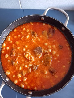 Una foto de Garbanzos con chorizo costilla de ternera y panceta