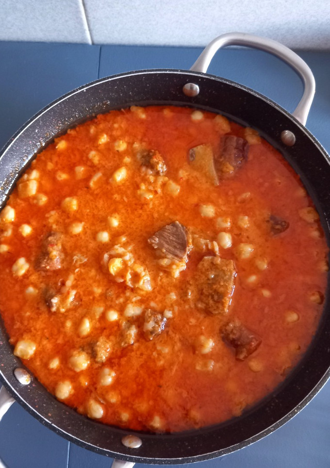 Una foto de Garbanzos con chorizo costilla de ternera y panceta