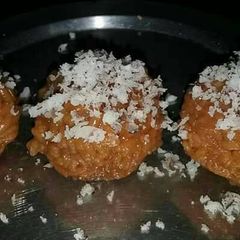 A picture of Gud rice ladoo.