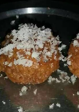 A picture of Gud rice ladoo.