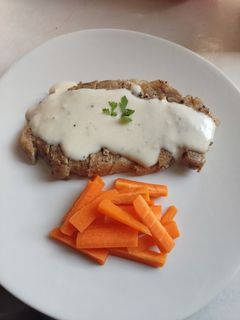 Una foto de Lomo de cerdo con salsa bechamel