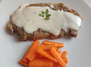 Una foto de Lomo de cerdo con salsa bechamel