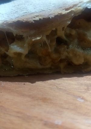 Una foto de Calzón de parmesano, Roquefort y nueces