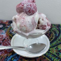 Strawberries ice cream A picture of Strawberries ice cream.