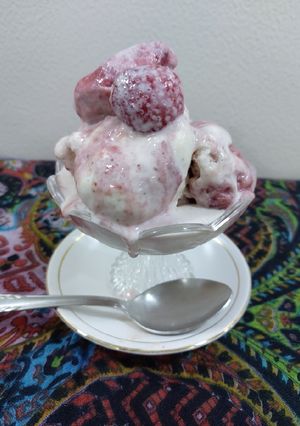A picture of Strawberries ice cream.