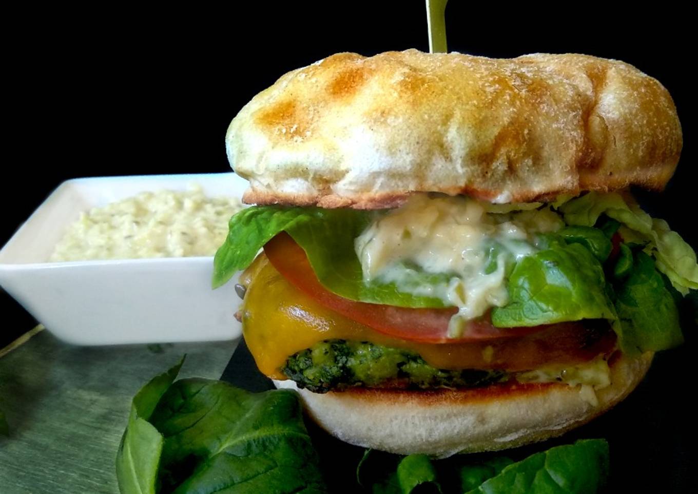 Hamburguesa de pollo y espinacas, con salsa tipo Big Mac