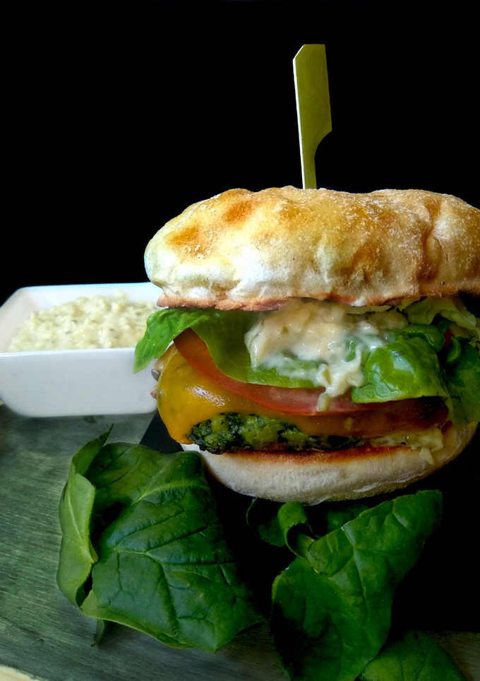 Una foto de Hamburguesa de pollo y espinacas, con salsa tipo Big Mac