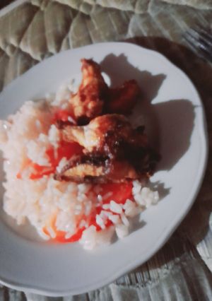 Una foto de Alitas de pollo fritas con arroz y tomate 🍅 🤤