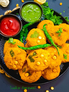 चना दाल वड़ा (मसालेदार) (Spicy yellow lentil Vada recipe in Hindi) रेसिपी मुख्य फोटो